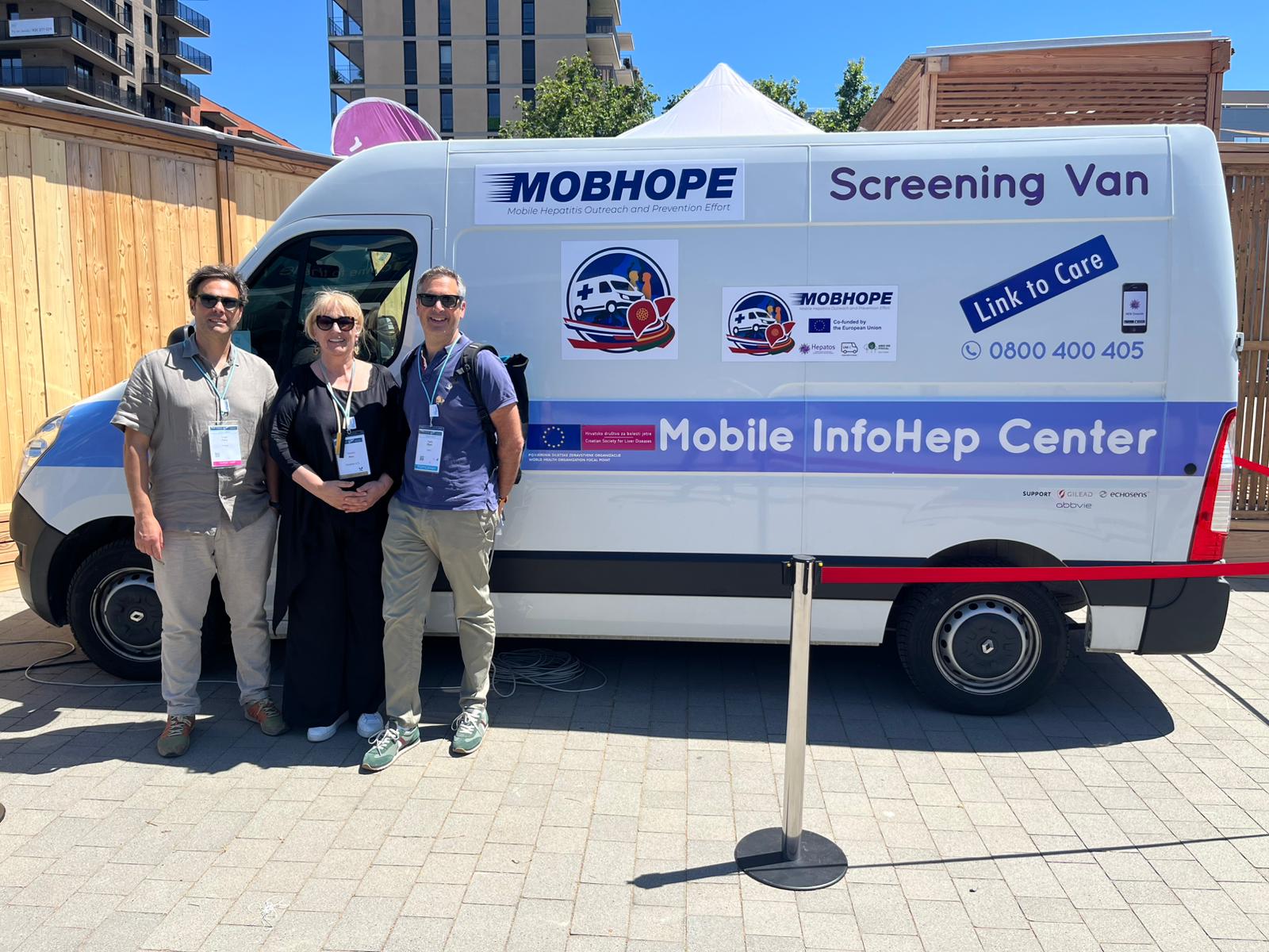 Tim MOBHOPE uz mobilnu jedinicu