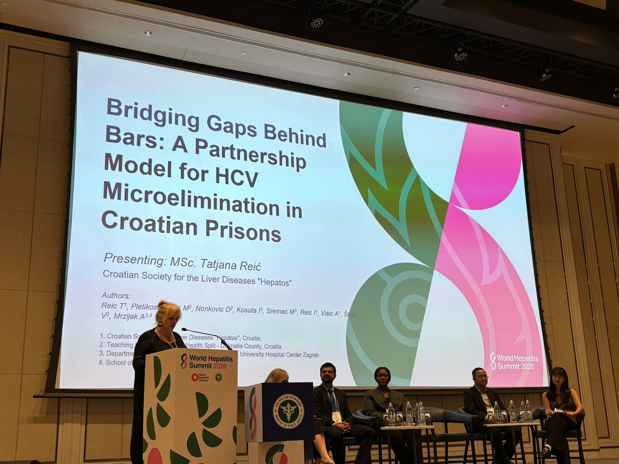 Tatjana Reić za govornicom skupa World Hepatitis Summit 2026., uz prikaz prezentacije o mikroeliminaciji HCV-a u hrvatskim zatvorima
